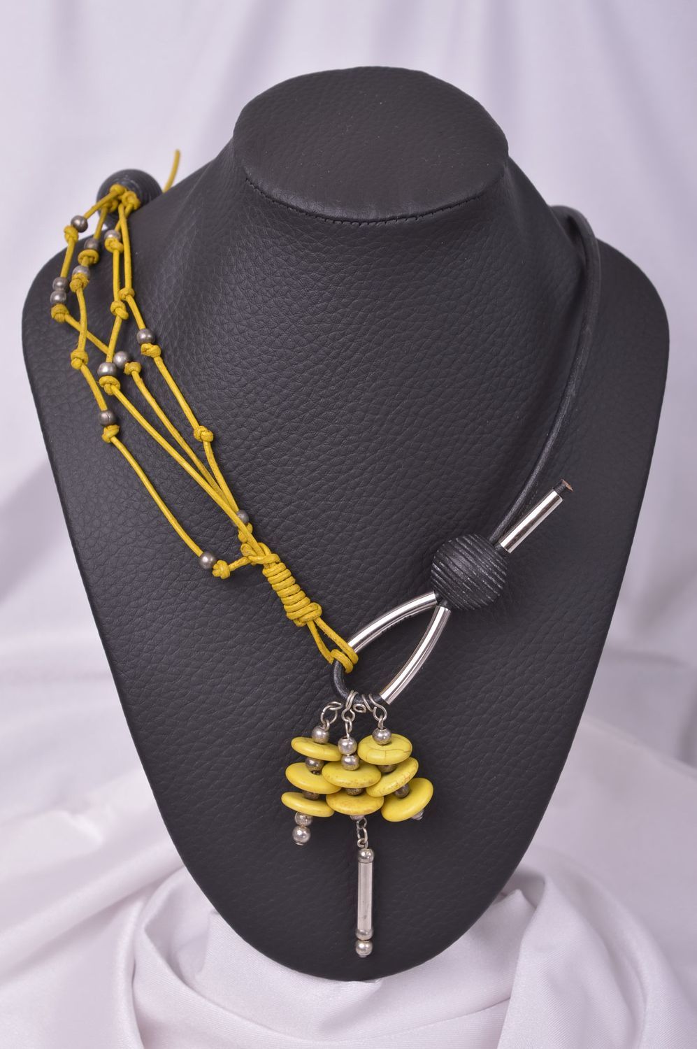 Collier design original Bijou fait main volumineux jaune-noir Accessoire femme photo 1