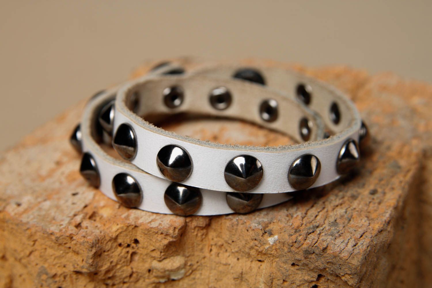 Bracelet cuir Bijou fait main blanc fin avec métal Accessoires design cadeau photo 1