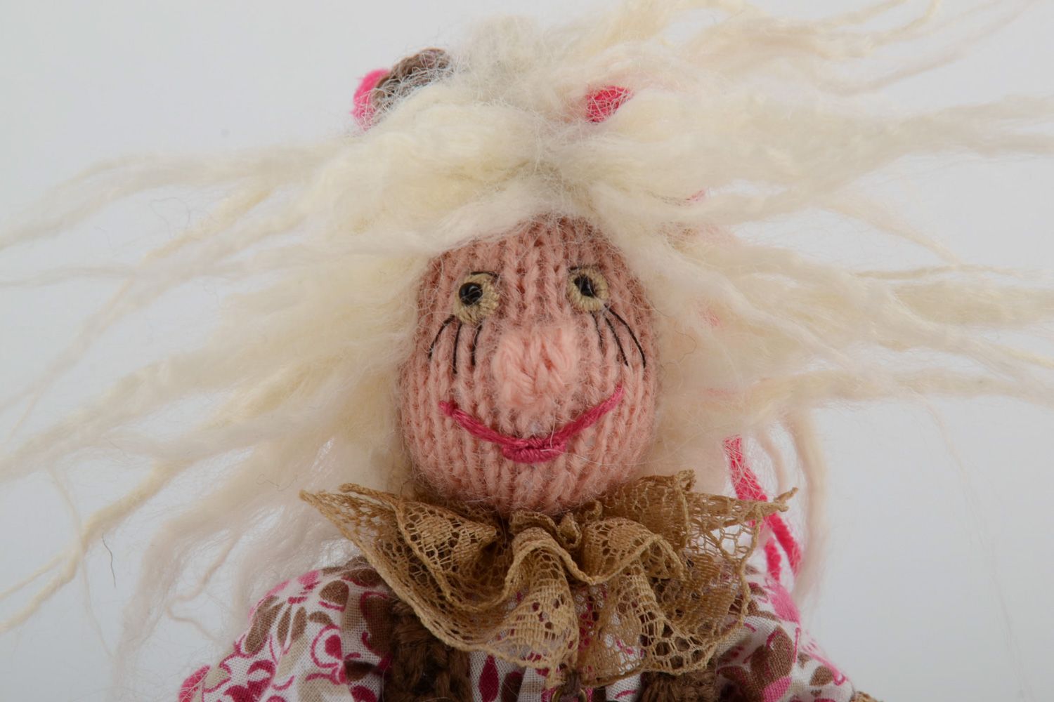 Muñeca de peluche hecho a mano de telas naturales decorativo original de casa foto 4