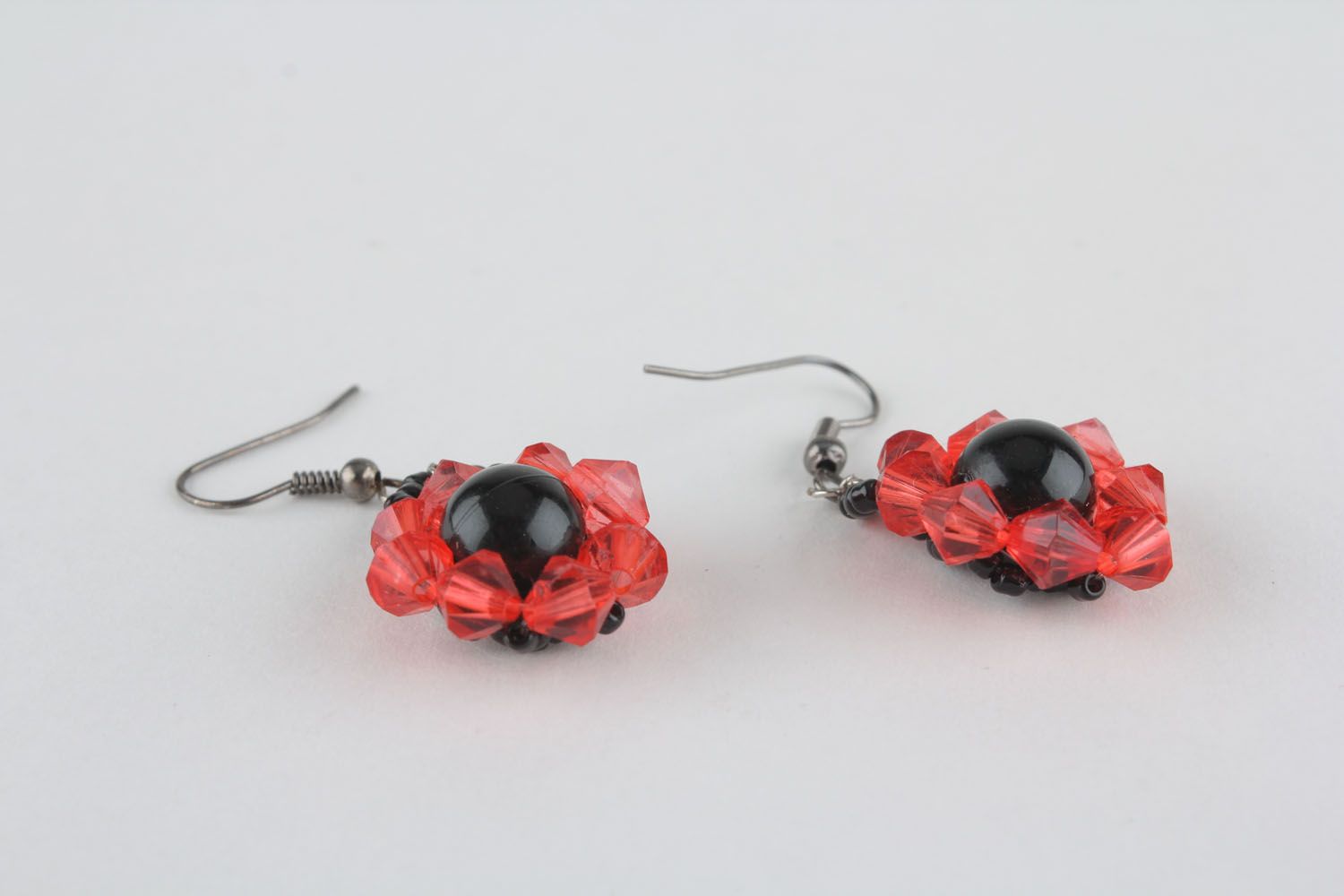 Red and black beaded earrings photo 3