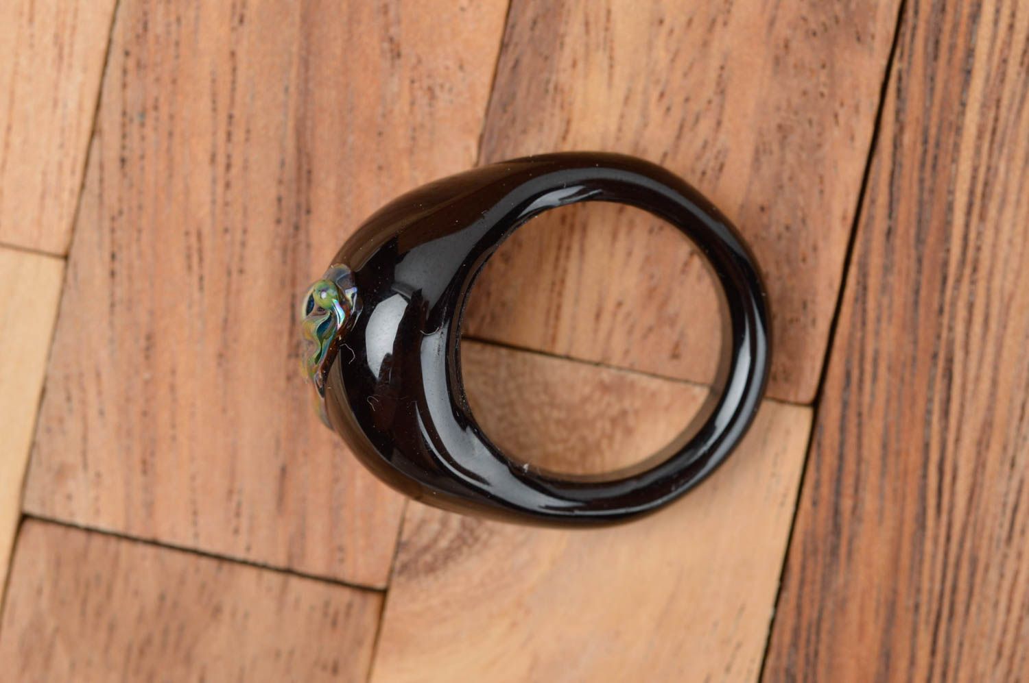 Кольцо ручной работы кольцо из стекла дизайнерское украшение черное с листиком фото 3