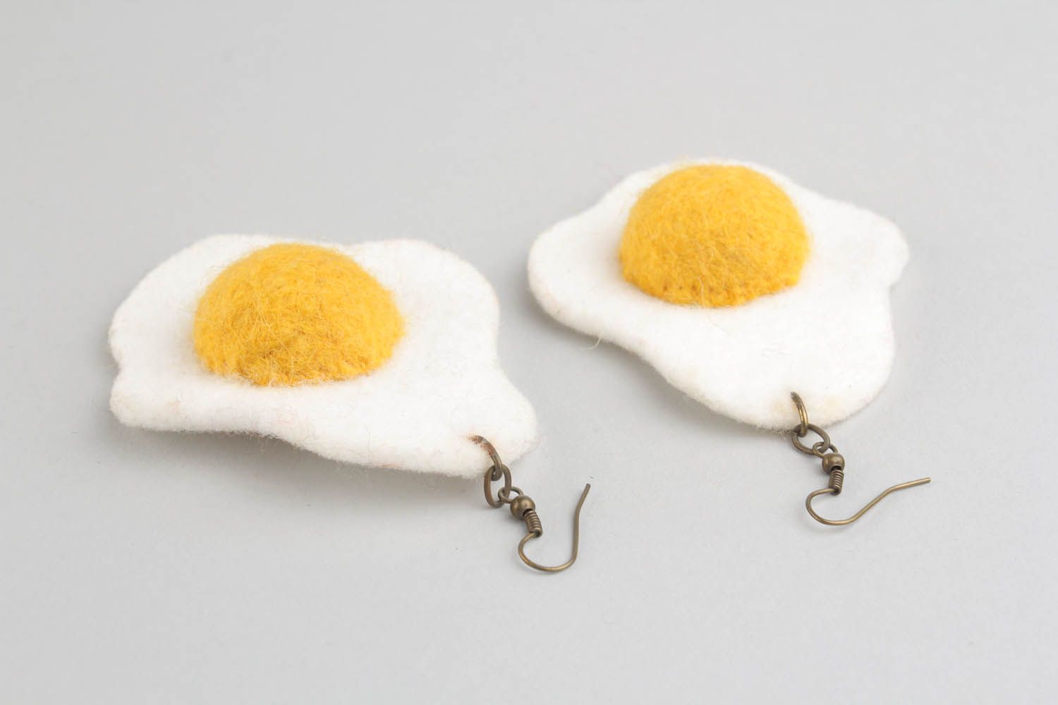 Brincos compridos originais de feltro e lã em técnica de feltragem acessório feminino feito à mão Ovos mexidos foto 3