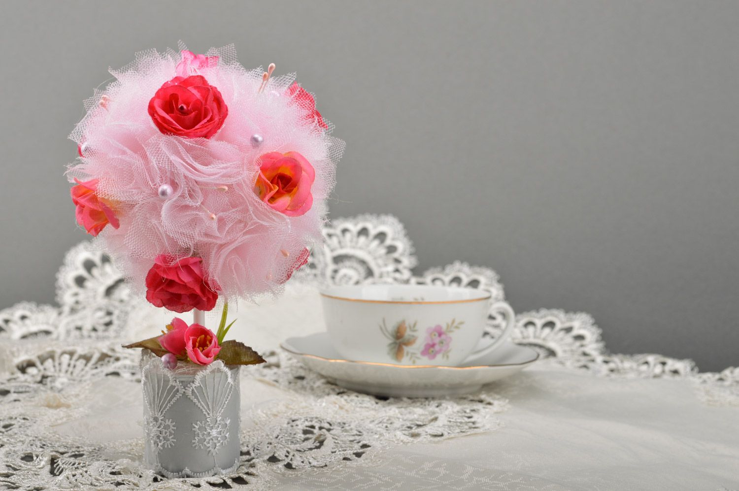 Topiario original de tul y flores artificiales con perlas y cintas artesanal foto 5