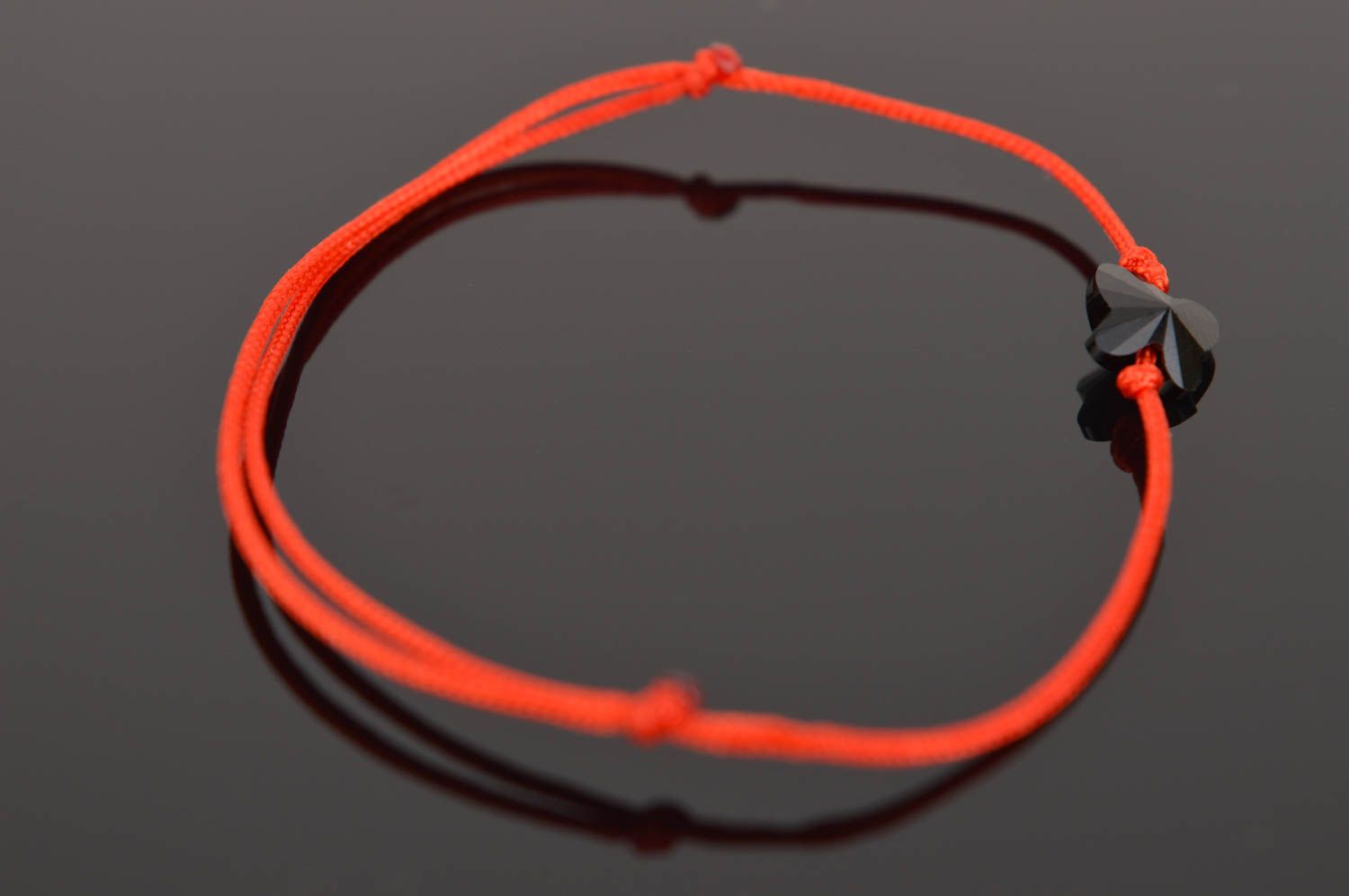 Bracelet fil rouge en soie fait main avec papillon noir Cadeau pour fille photo 3