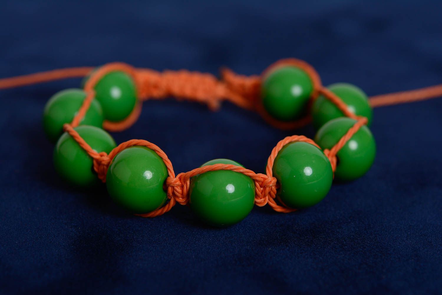 Браслет с пластиковыми бусинами на вощеном шнурке зелено-оранжевый ручной работы фото 3
