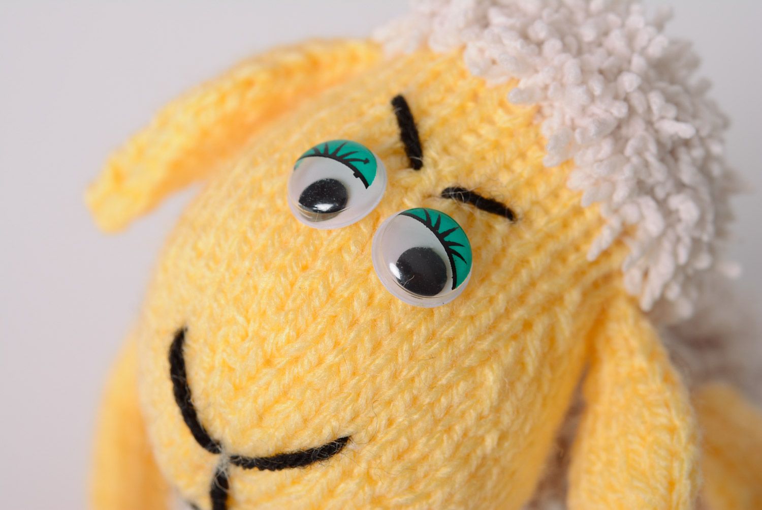 Jouet mou tricoté aux aiguilles Brebis amusante jaune et blanc fait main photo 2