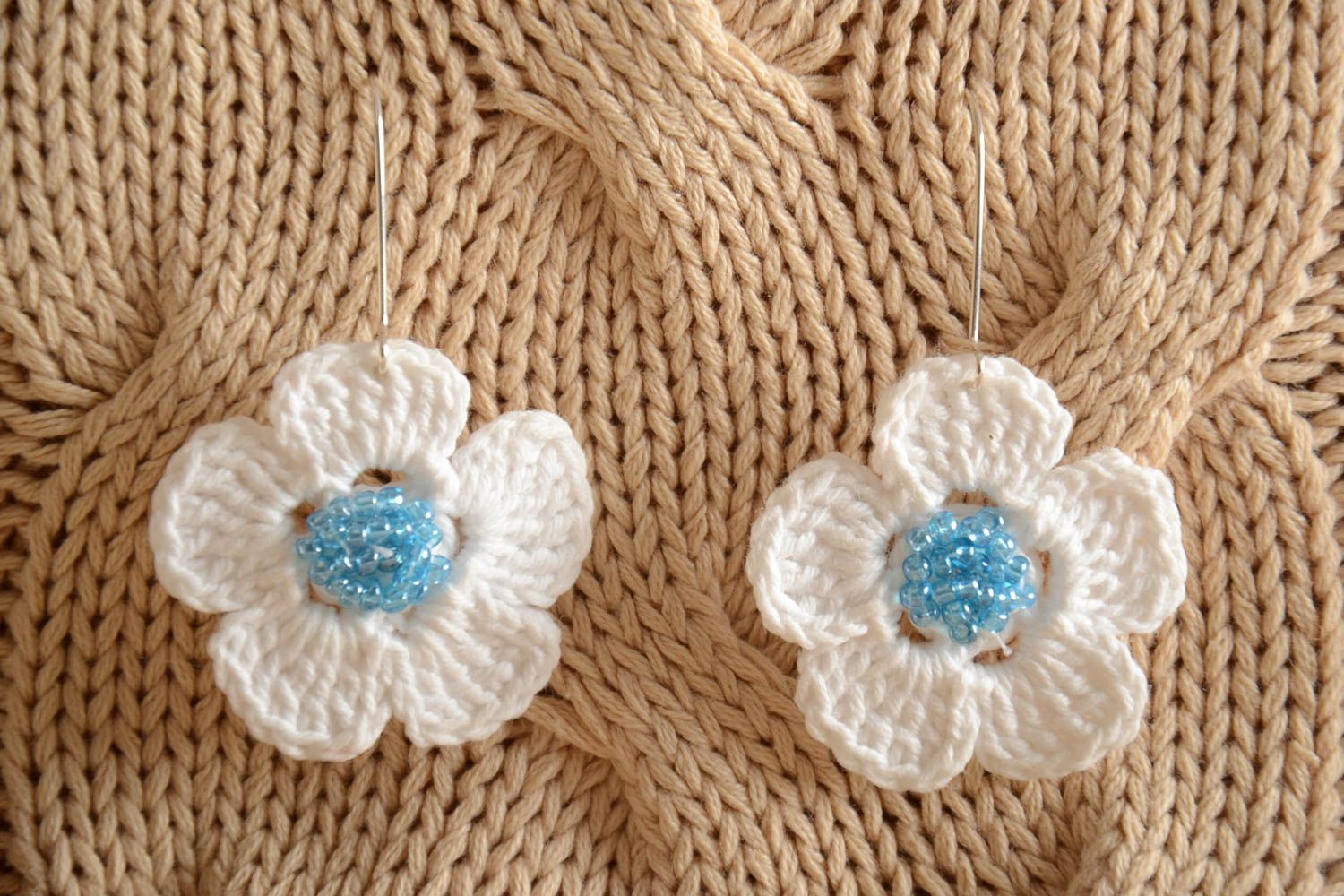 Boucles d'oreilles fleurs tricotées faites main avec perles de rocaille photo 1