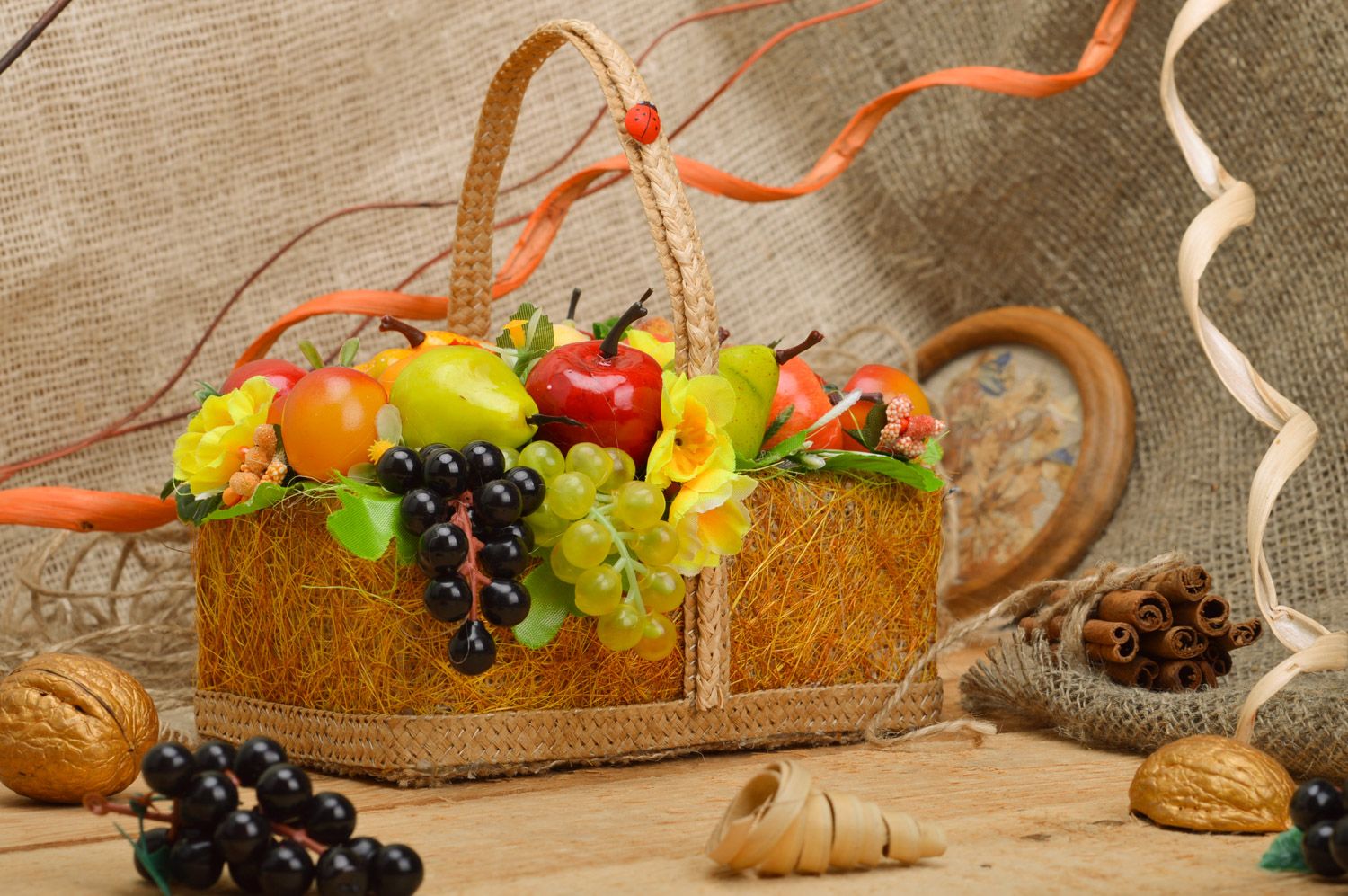 Cesta trenzada de sisal grande con frutas y flores artesanal para decoración foto 1
