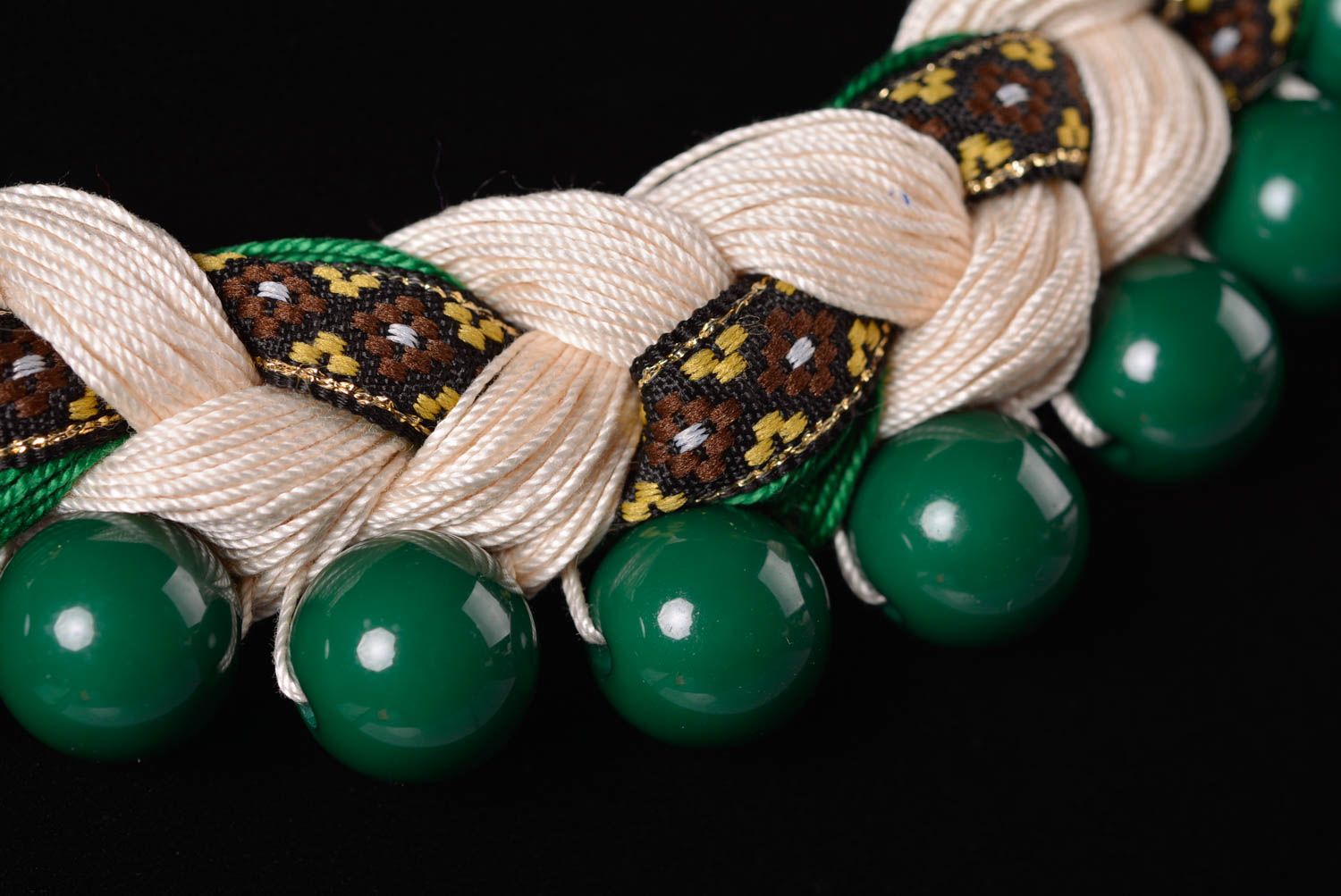 Collier ethnique Bijou fait main tressé en fils blanc-vert large Cadeau femme photo 3