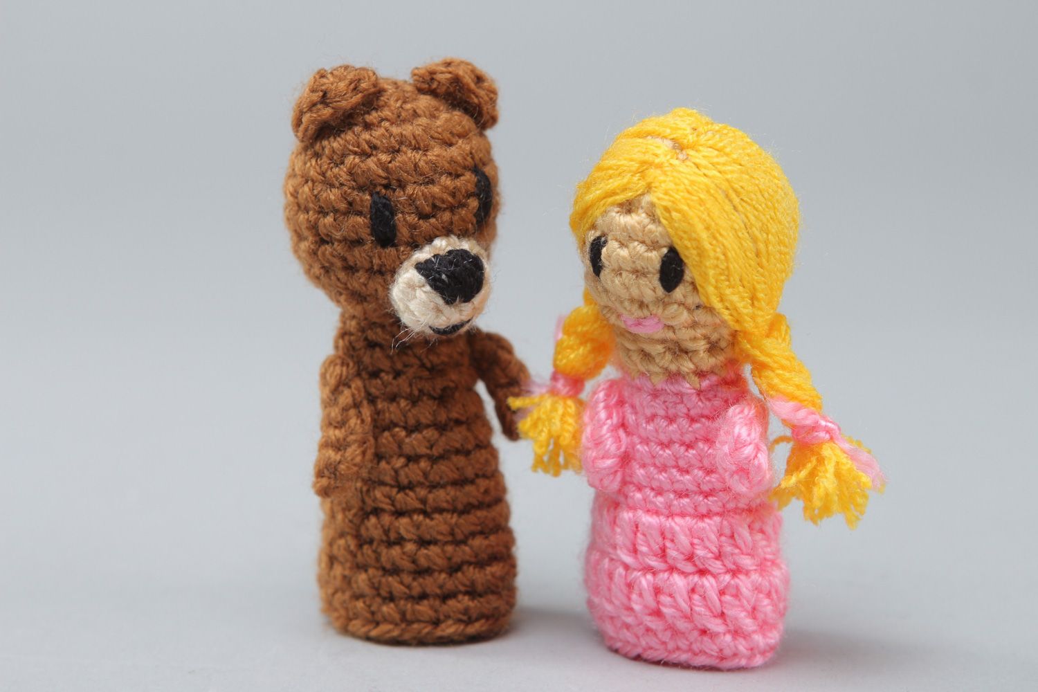 Handgemachte gehäkelte Finger Spielzeuge Bär und Mädchen für Puppentheaterstück foto 1