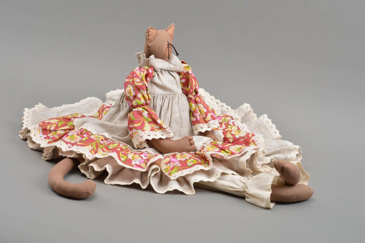 Мягкая игрушка кошка в деревенском платье ручной работы красивая детская фото 4