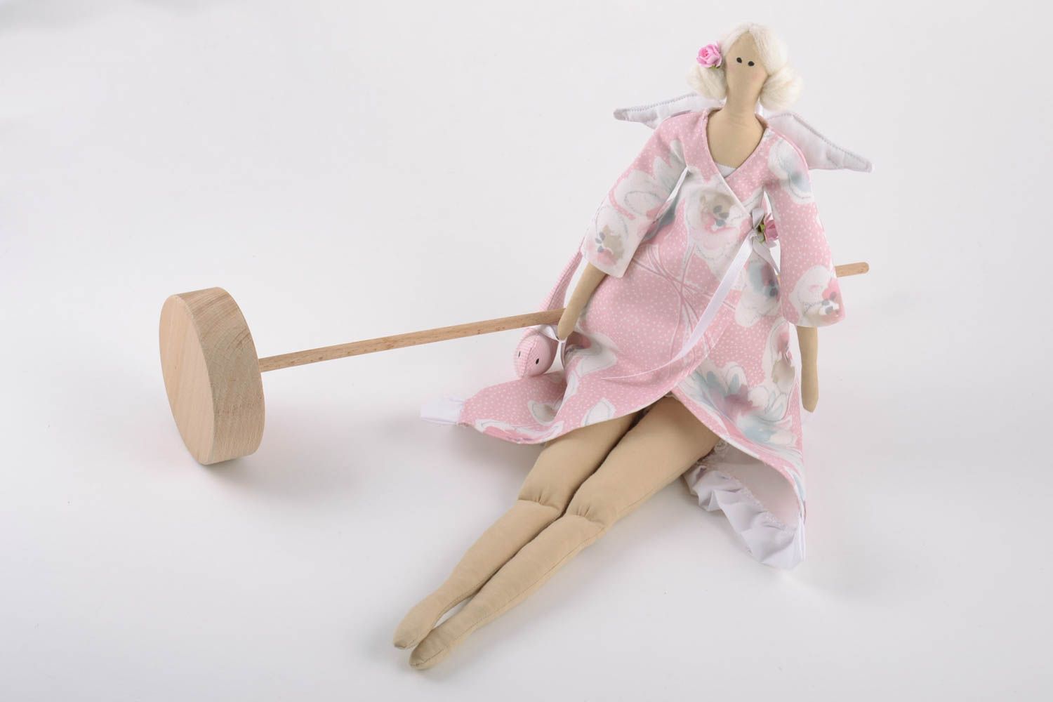 Мягкая тканевая игрушка фея в розовом халате ручной работы из льна детская фото 3