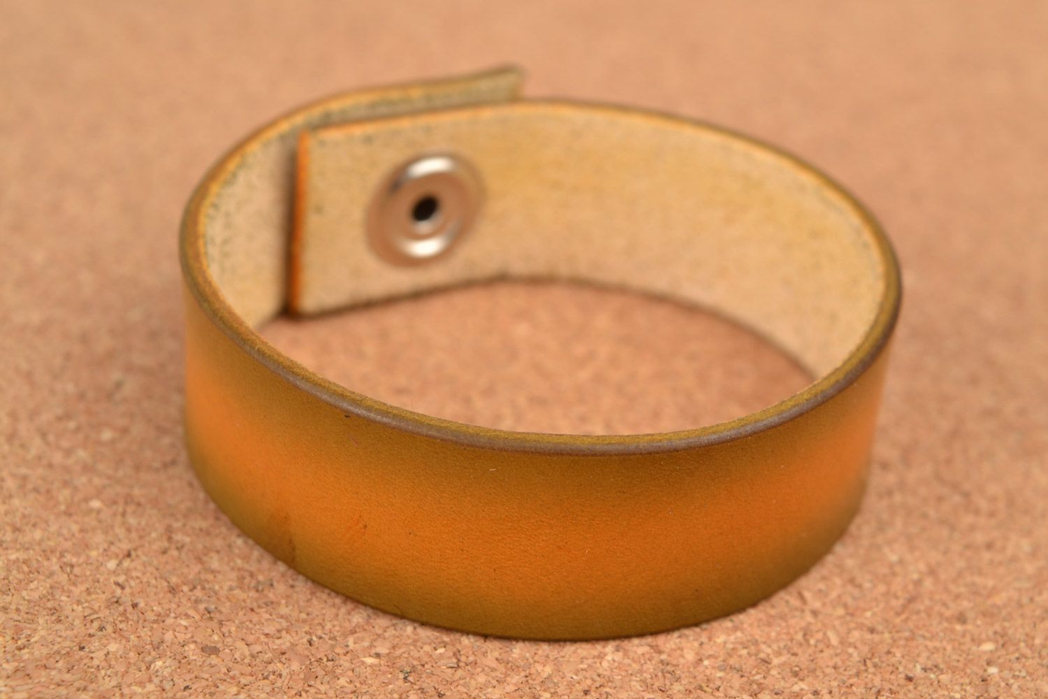 Bracelet en cuir naturel couleur moutarde stylé unisexe fait main original photo 1