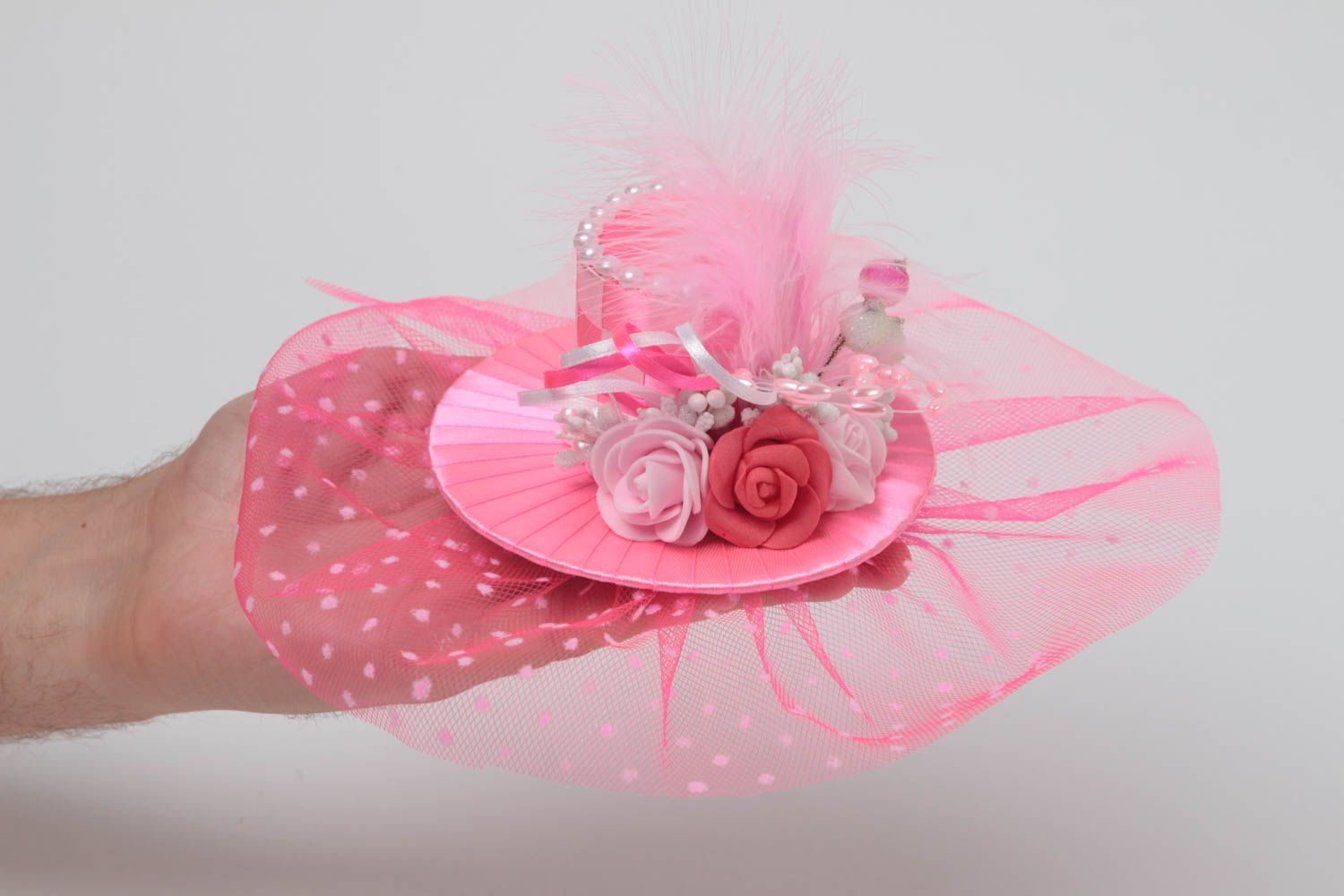 Заколка для волос со шляпкой ручной работы для девушки яркая розовая красивая фото 5