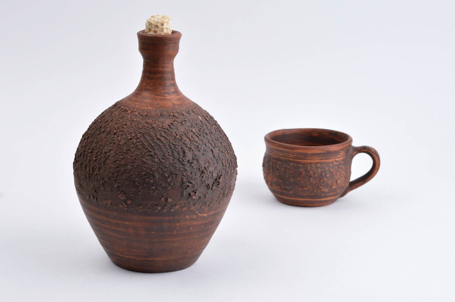 Jarro de cerámica hecho a mano y taza elemento decorativo decoración de cocina  foto 3