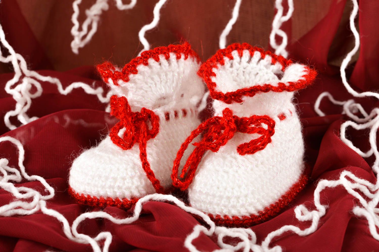 Chaussons blancs faits main Chaussures bébé tricotés mignons Vêtement bébé photo 1