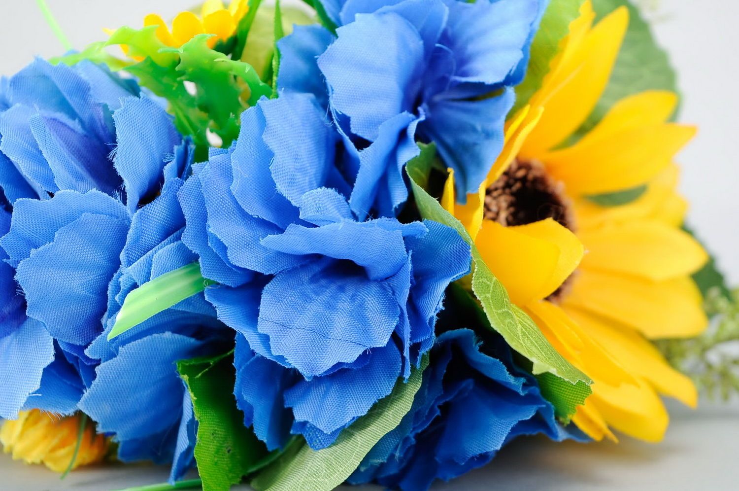 Corona ucraniana con flores artificiales foto 4