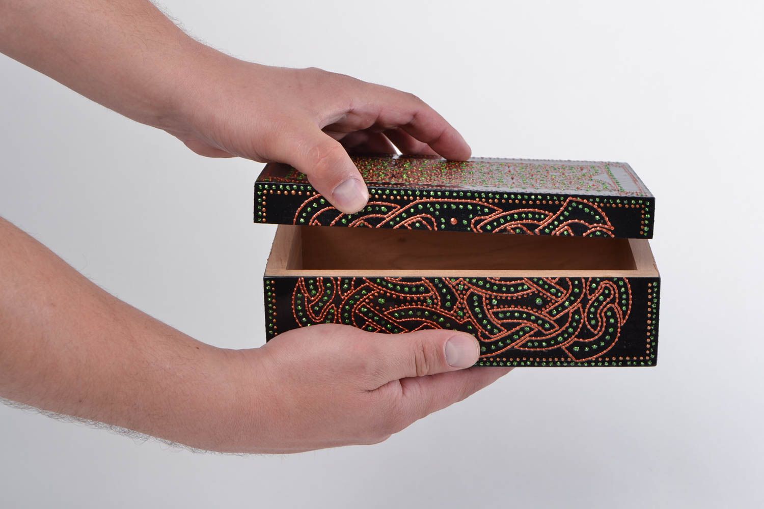 Boîte à bijoux en bois peinte de couleurs acryliques faite main noire ornementée photo 2