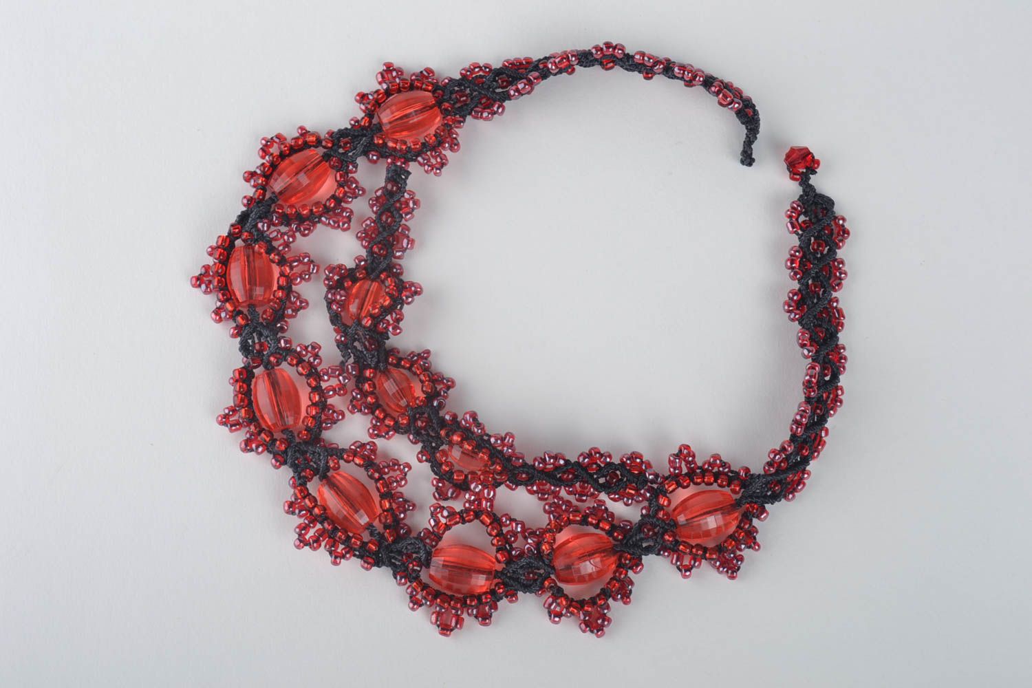 Collier textile Bijou fait main macramé perles rouge noir Accessoire femme photo 2