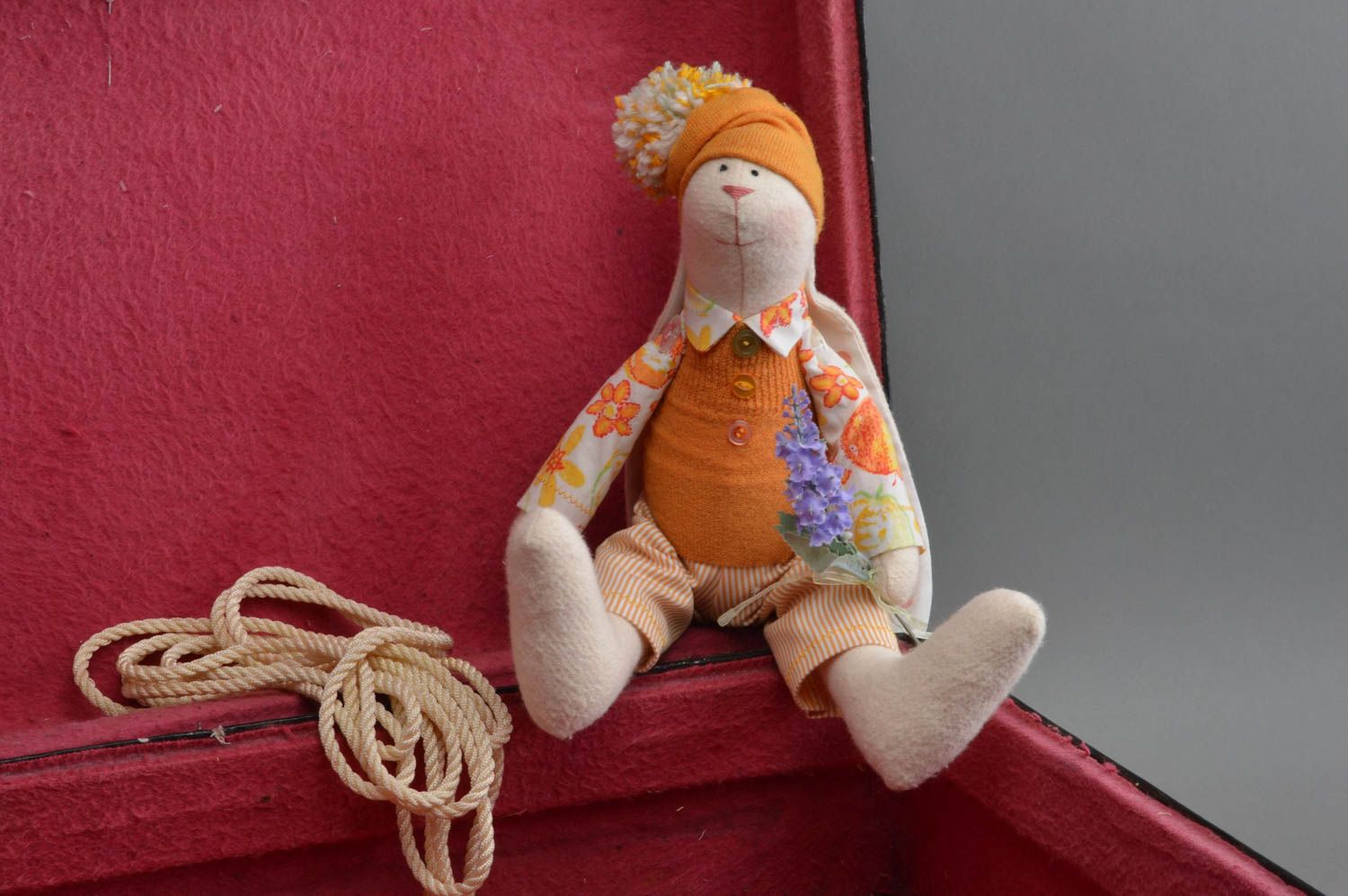 Peluche lapin en tenue orange faite main en tissu originale pour enfants photo 1