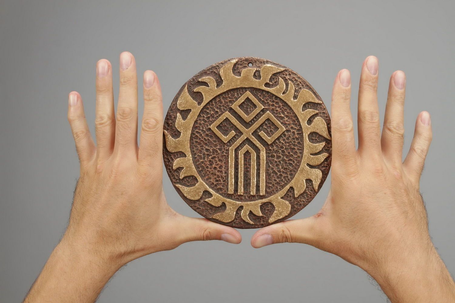 Декоративная тарелка с этническим символом фото 2