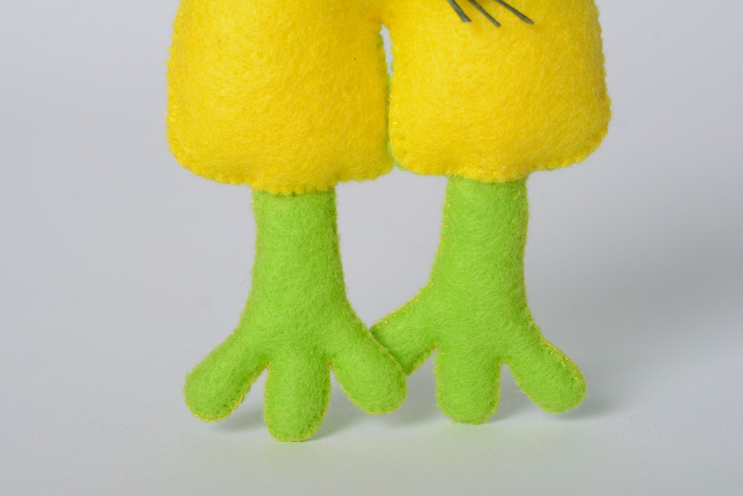 Мягкая желто-зеленая игрушка лягушонок ручной работы из фетра маленькая забавная фото 4