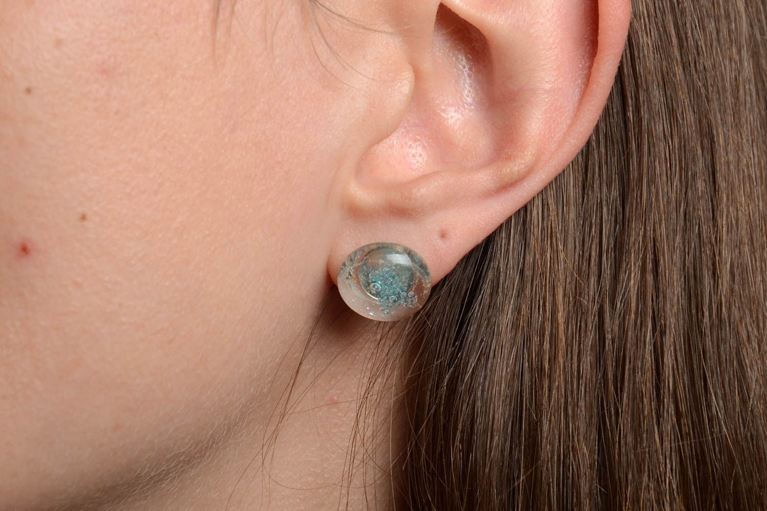 Boucles d'oreilles puces faites main en verre fusing design de créateur bleues photo 2