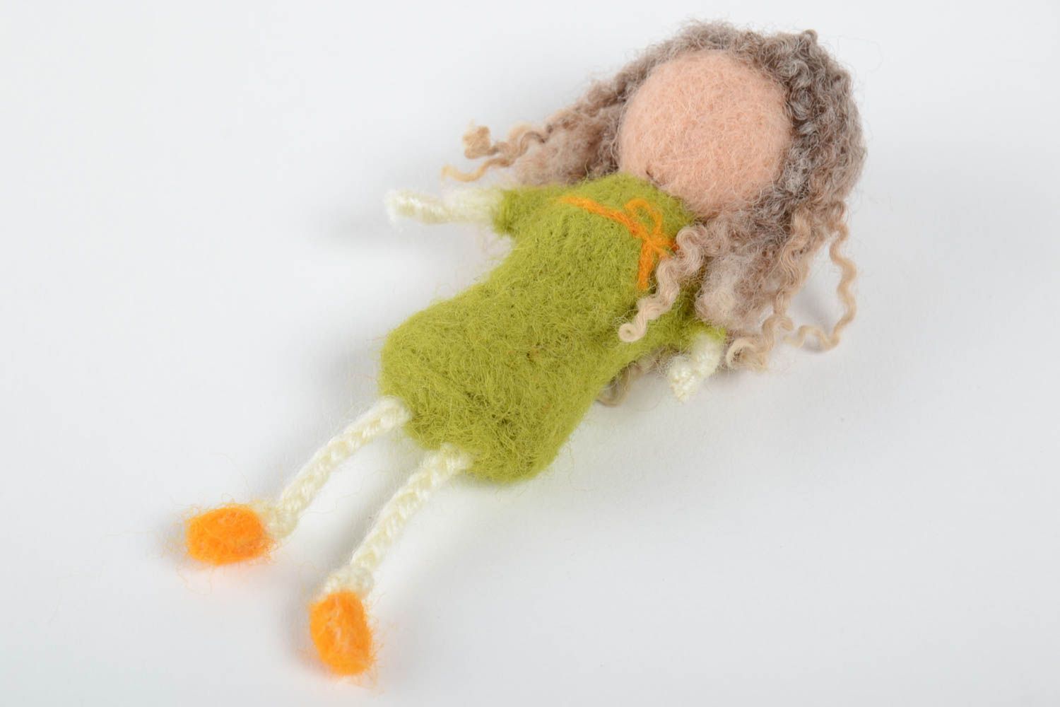 Хенд мейд игрушка для дома в технике валяния Девочка с кучерявыми волосами фото 3