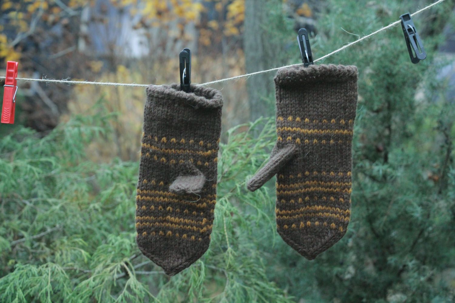 Mitenes em cor de castanho de lã feitas à mão com agulhas  foto 1