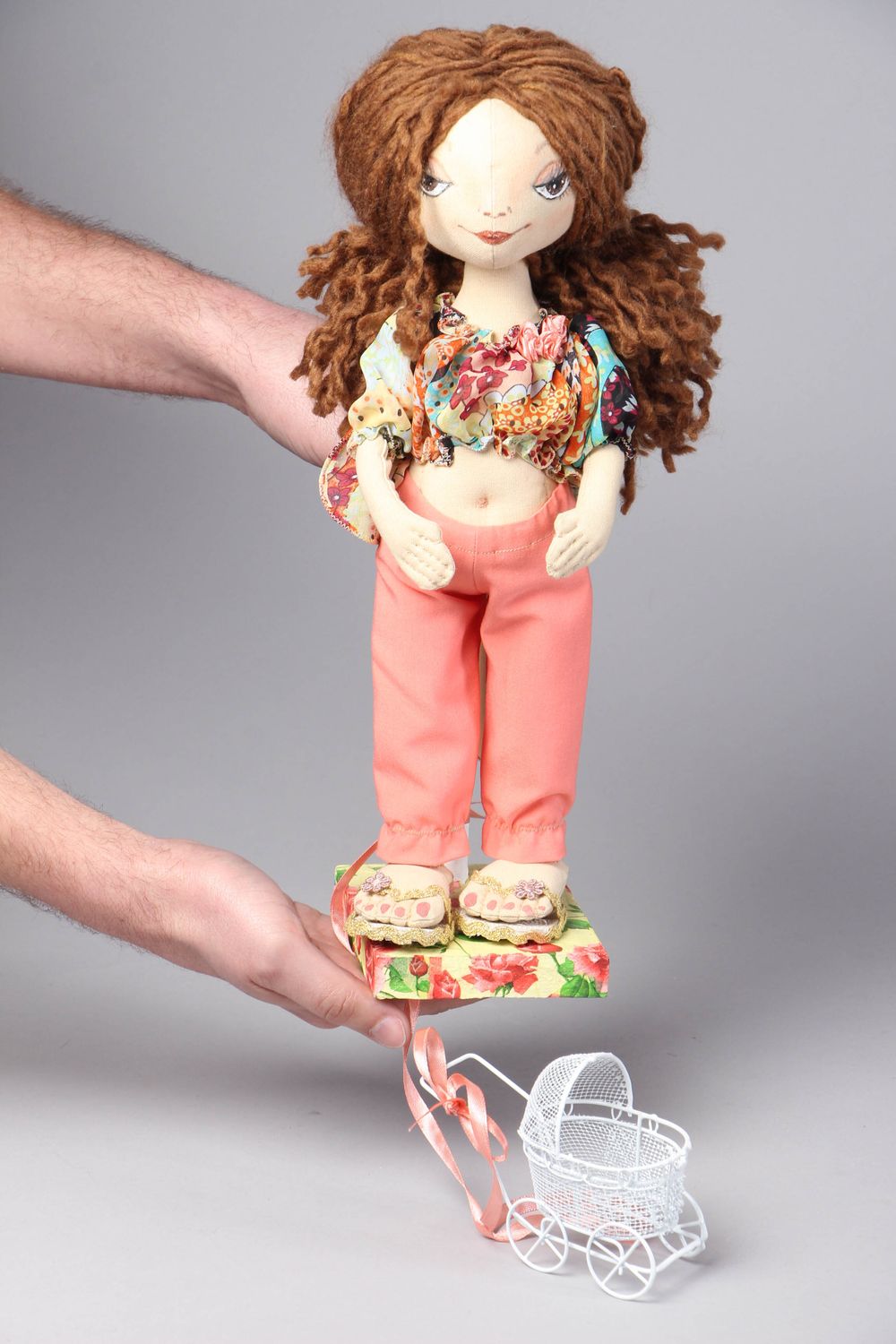 Мягкая кукла на подставке авторская и ткани Беременная фото 4