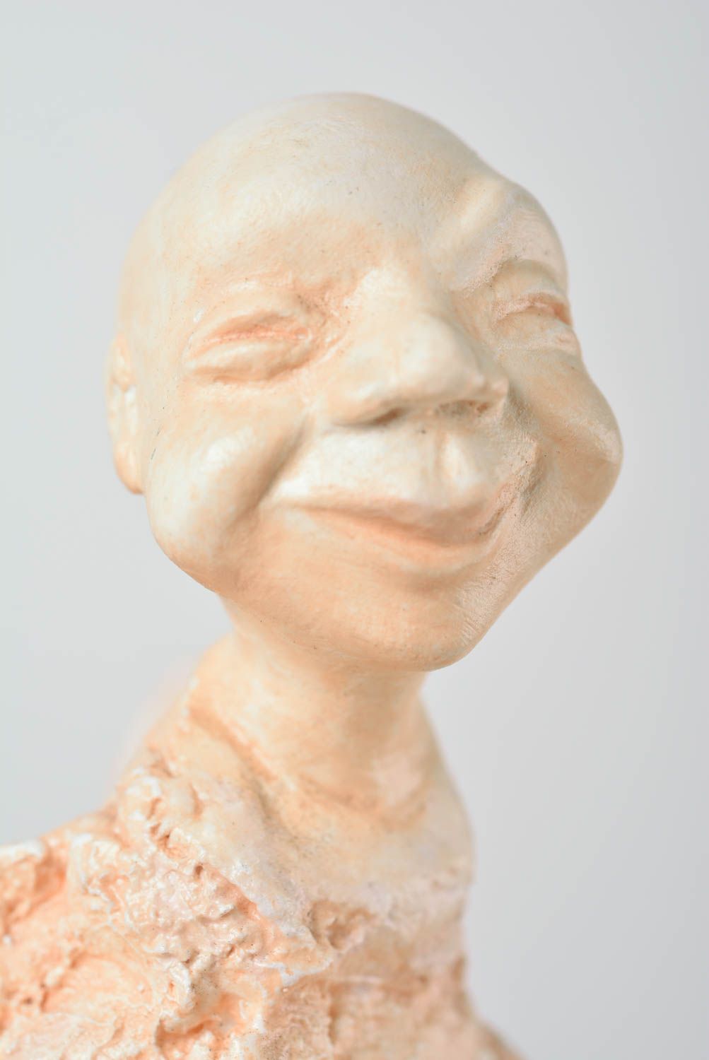 Игрушка из самозатвердевающей глины ручной работы в виде ангела для декора фото 2