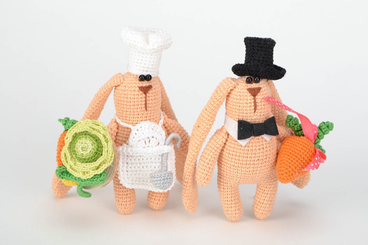 Gehäkelte Kuscheltiere Hasen aus Baumwolle handmade 2 Stück Gentleman und Koch  foto 1
