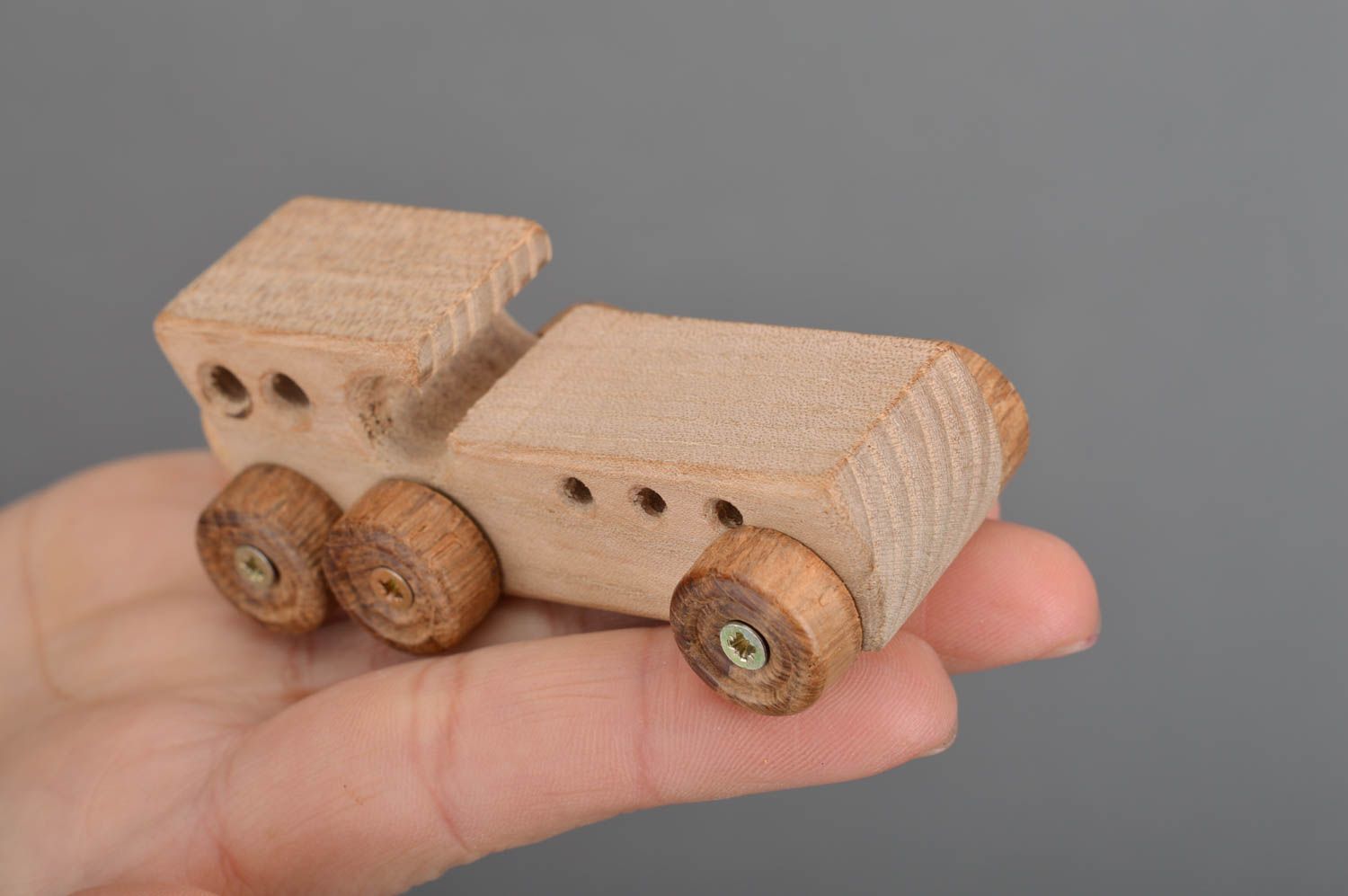 Jouet à roulettes voiture en bois fait main écologique mignon pour un garçon photo 3