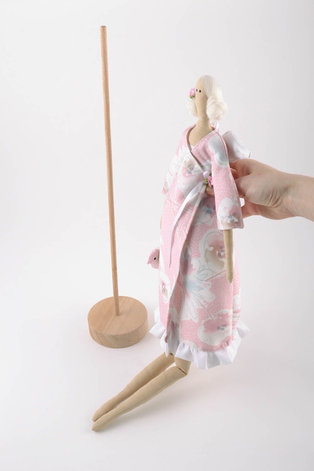 Мягкая тканевая игрушка фея в розовом халате ручной работы из льна детская фото 5