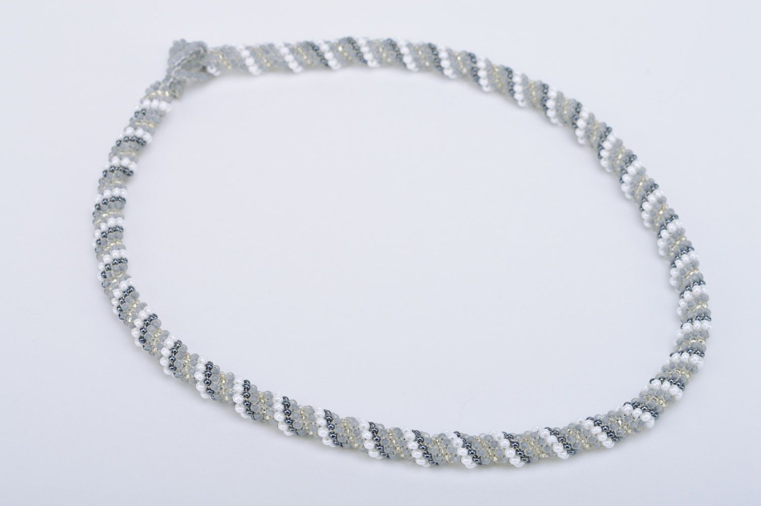 Collier spirale tressé en perles de rocailles fait main gris clair de mode  photo 2