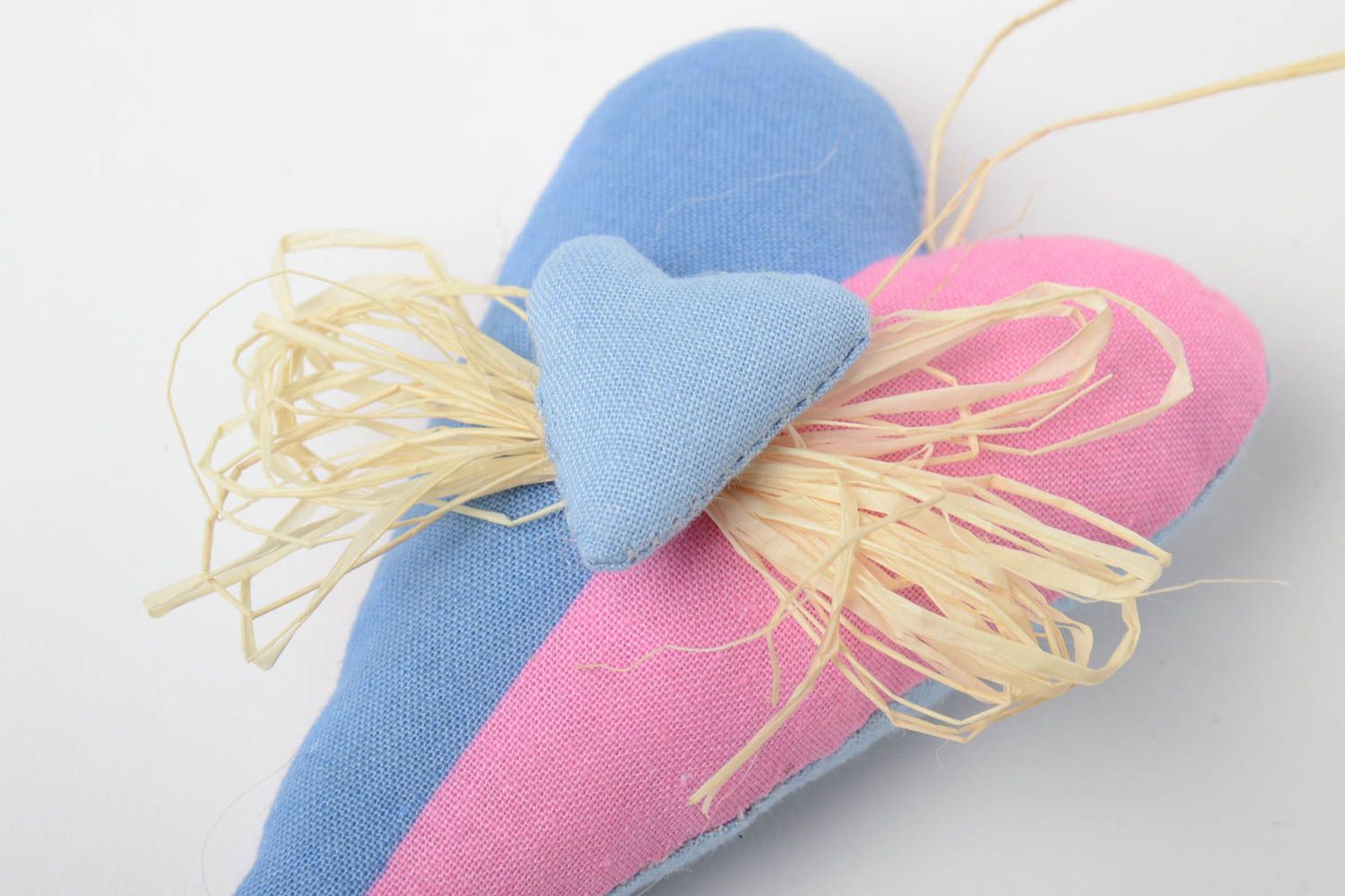 Мягкая интерьерная подвеска в виде сердца из ситца розово-голубая хенд мэйд фото 3