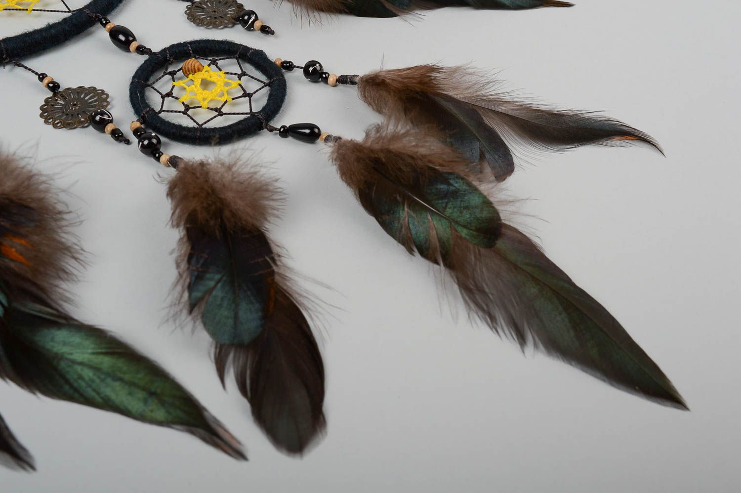 Atrapasueños artesanal con plumas oscuro colgante decorativo adorno para pared foto 4