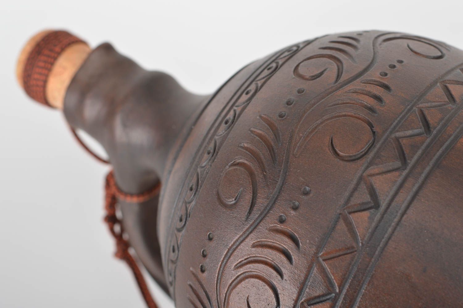 Темный керамический кувшин с орнаментом в этническом стиле для вина 1.5 л фото 4