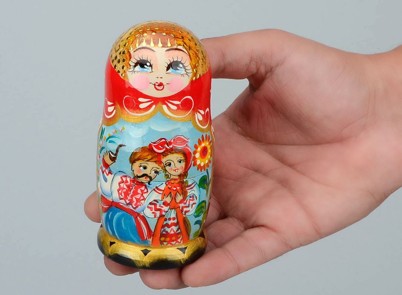 Matrioshka Pareja que camina Matrioshka es la muñeca de madera con vestido ruso campesino, que contiene otras de menor tamaño foto 4