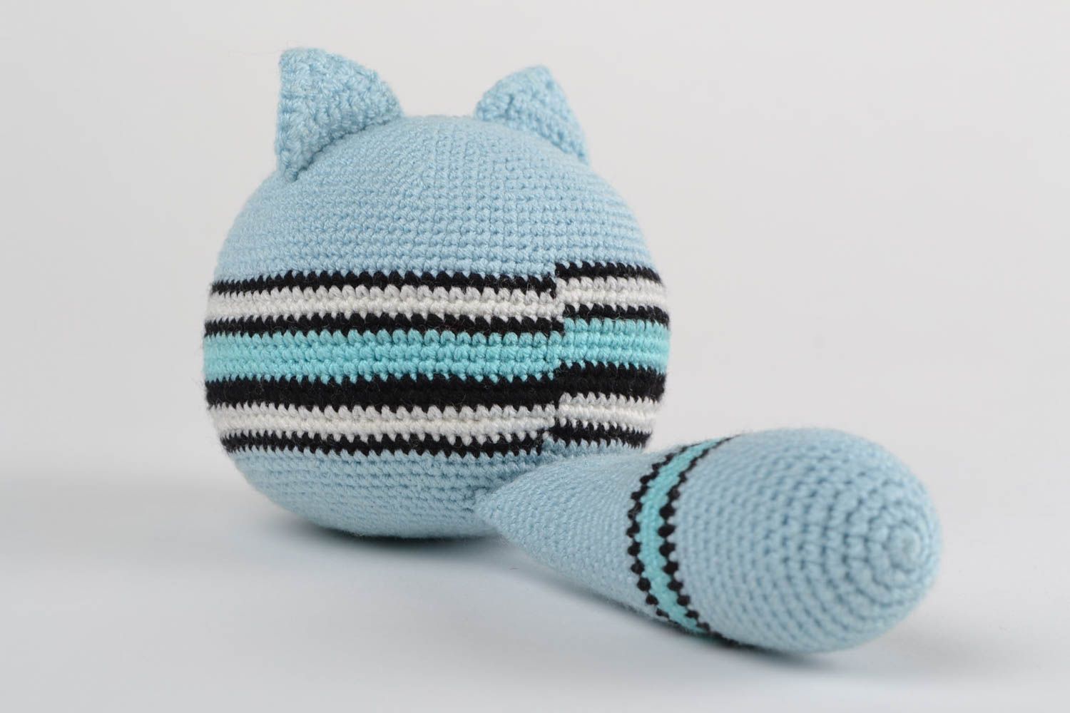 Мягкая игрушка ручной работы вязаная кот антистрессовая голубая в полосочку фото 5