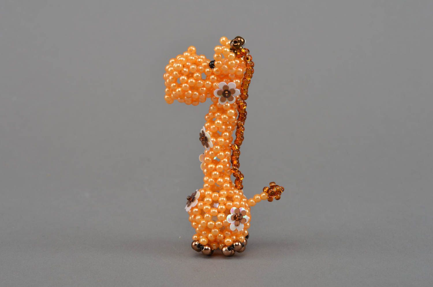 Бисерная фигурка жирафа желтого ручной работы маленькая для декора дома фото 3
