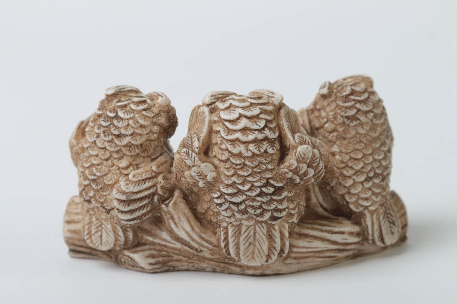 Авторская статуэтка из полимерной смолы и мраморной пудры ручной работы Три совы фото 4