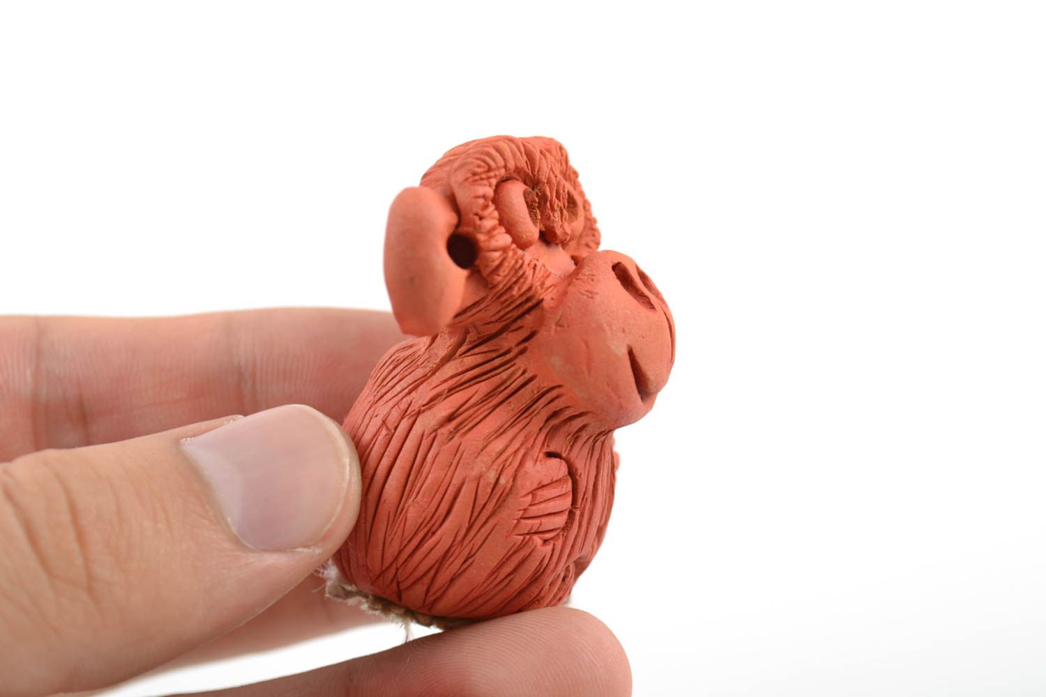 Figura artesanal de arcilla roja con forma de mono pequeña marrón divertida foto 2