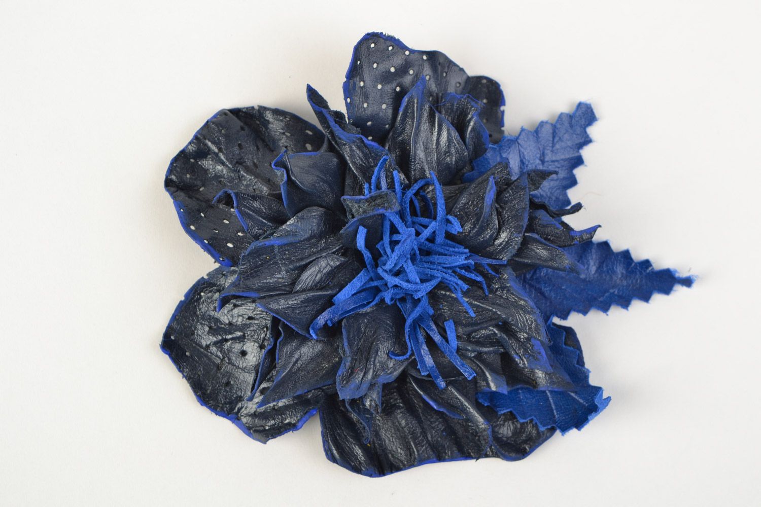 Брошь из кожи синяя в виде объемного цветка на булавке авторский аксессуар хенд мэйд фото 3