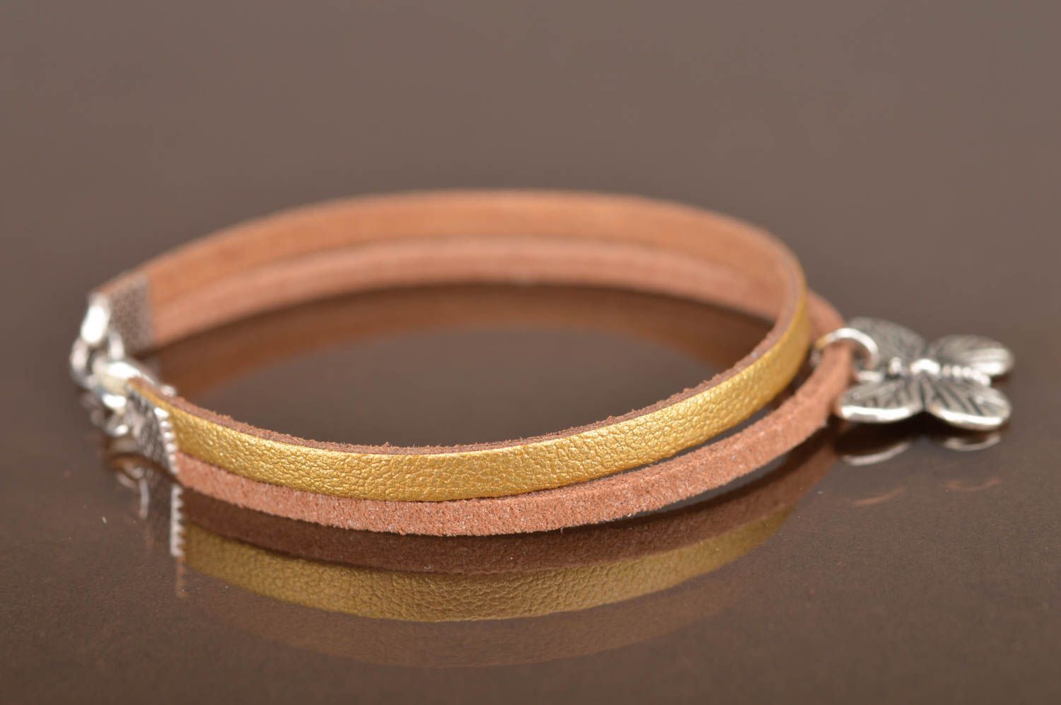 Bracelet en cuir 2 rangs marron avec breloque en forme de papillon fait main photo 5