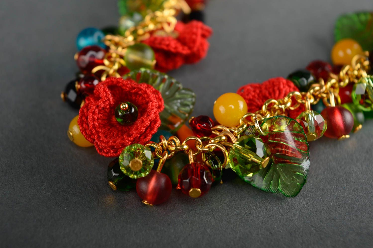Bracelet fait main avec fleurs tricotées et perles fantaisie fait main photo 2