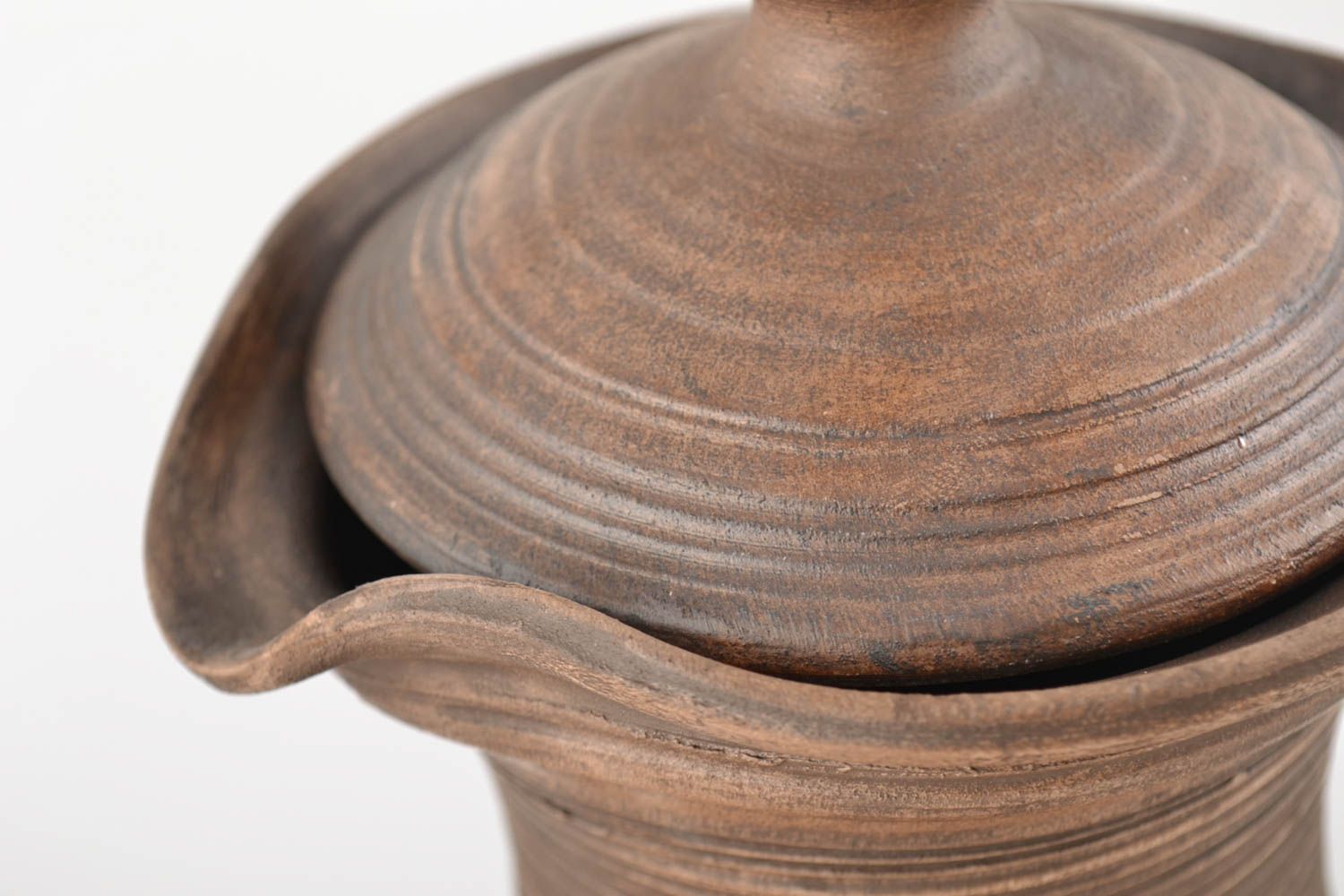 Глиняный кувшин для воды объемом 1 литр коричневый красивый ручной работы фото 3