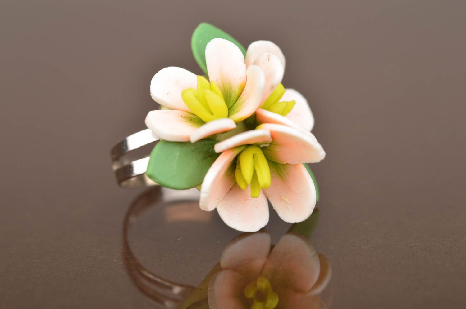 Anillo de arcilla polimérica con forma de flores de sakura artesanal original foto 3