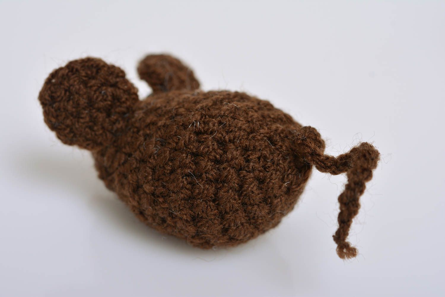Маленькая детская мягкая вязаная игрушка мышка коричневая ручной работы  фото 4