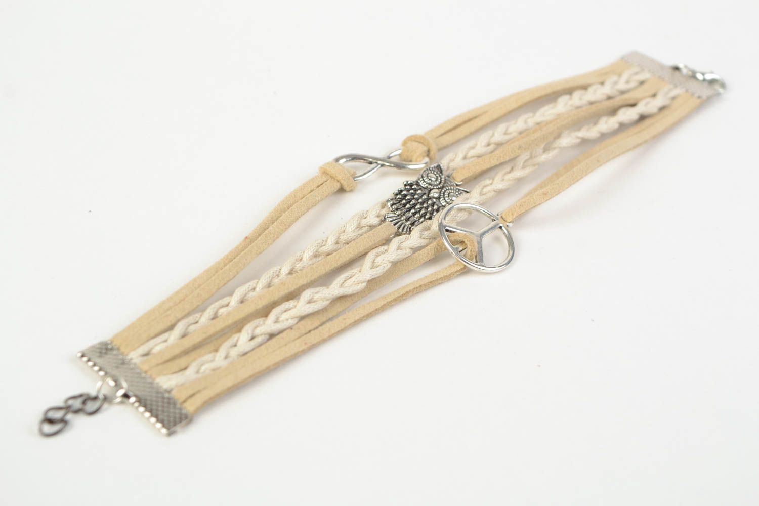 Bracelet en daim beige pendentifs hibou infini symbole de la paix fait main photo 5